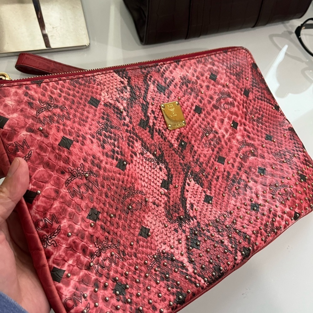 MCM MILLIE STUDDED PINK PHYTON DESIGN CLUTCH - Picture 6 of 9